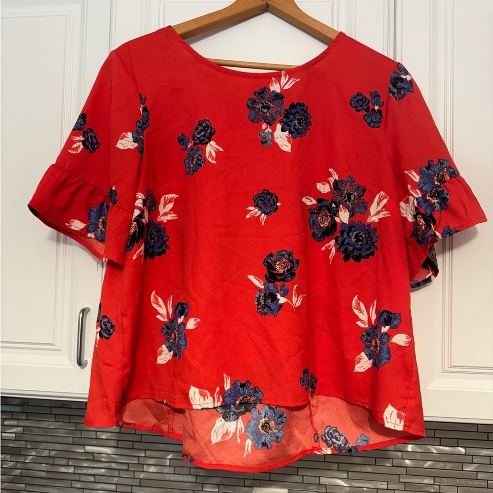 Beautiful flowered blouse with great back detailing
